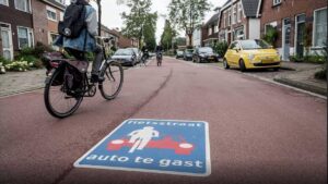 ph. by de Volkskrant. (2018). Fietsers winnen de auto-oorlog – waarom dan nog altijd zo agressief? [Fotografia]. Volkskrant.nl. https://www.volkskrant.nl/